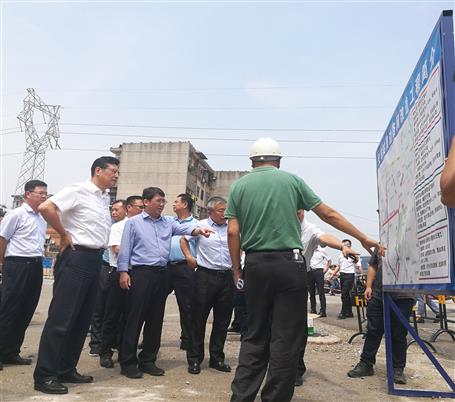 鄭俊康、吳煒到火車站周邊路網(wǎng)改造工程調(diào)研