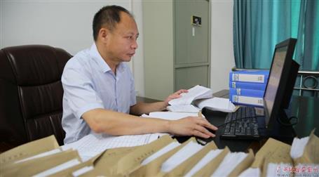 初心不改　本色不褪——記廣西勤廉榜樣、河池市紀(jì)委副書記、監(jiān)委副主任黃振林